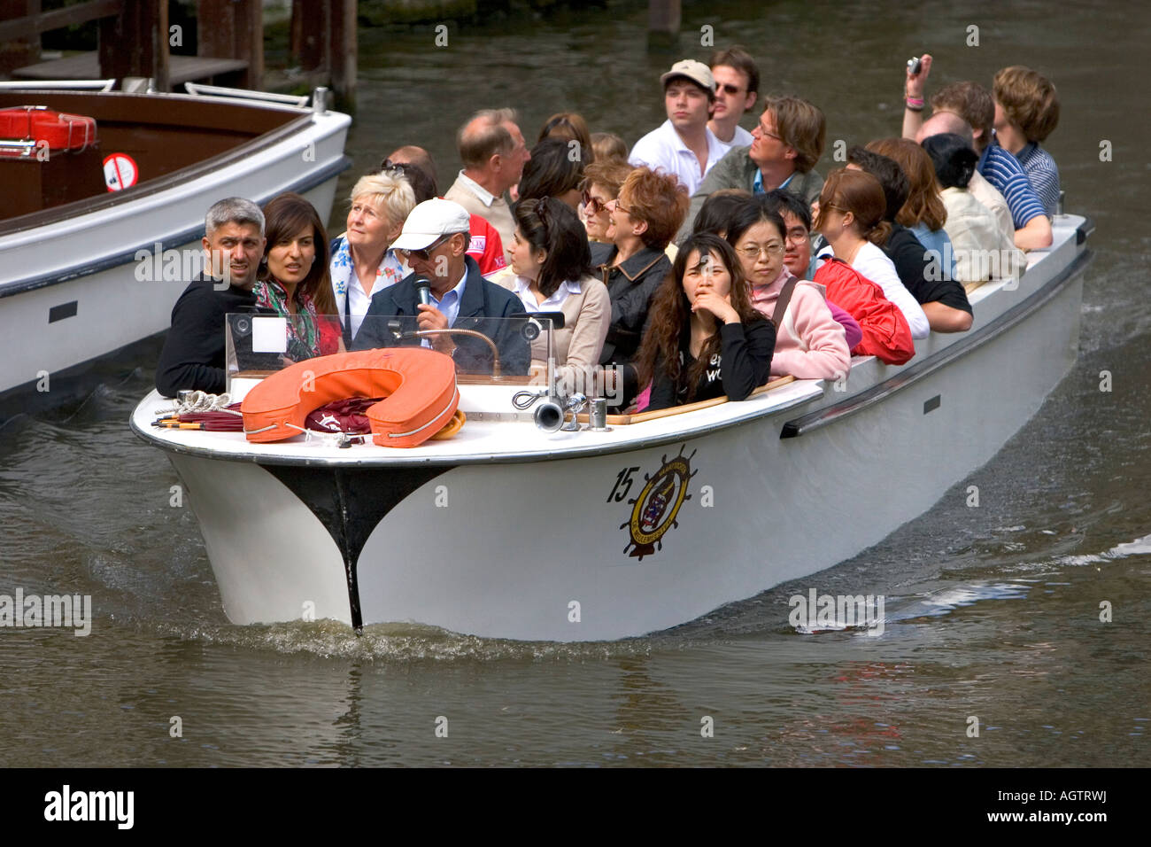 Touristen fahren in einem Kanalboot an die Stadt Brügge in der Provinz Westflandern Belgien Stockfoto