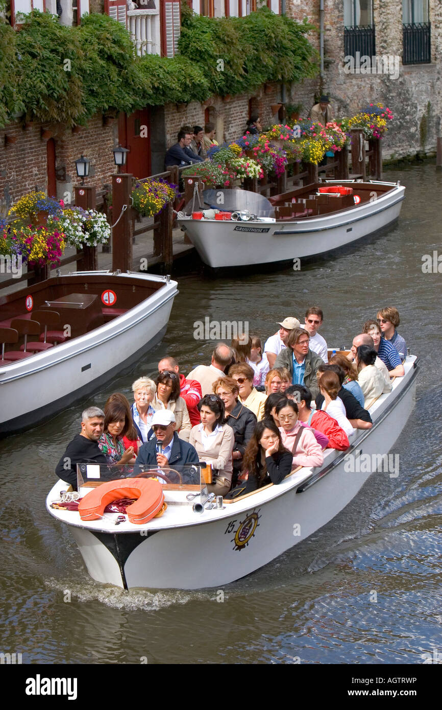 Touristen fahren in einem Kanalboot an die Stadt Brügge in der Provinz Westflandern Belgien Stockfoto