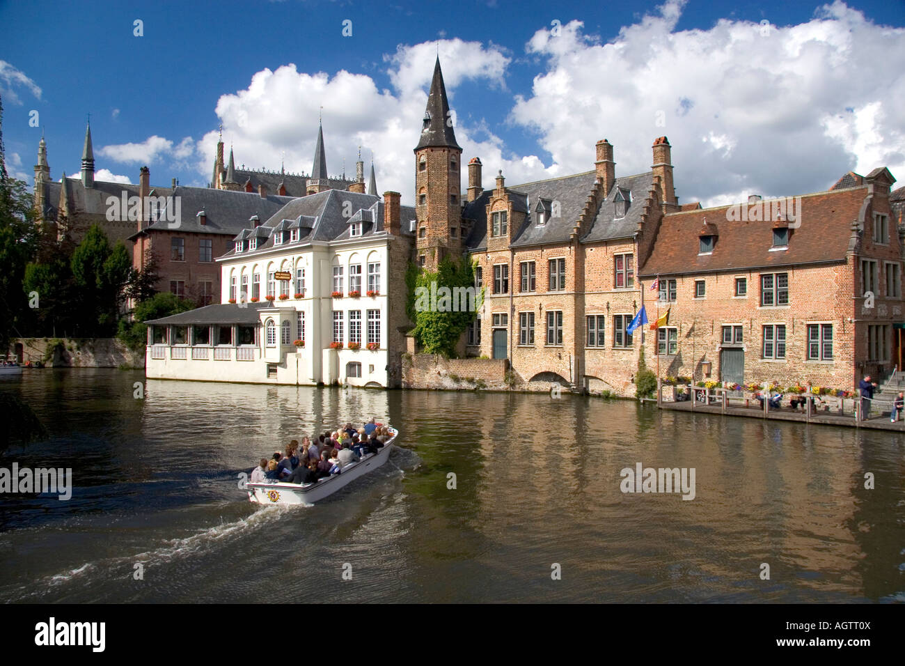 Touristen fahren in einem Kanalboot an die Stadt Brügge in der Provinz Westflandern Belgien Stockfoto