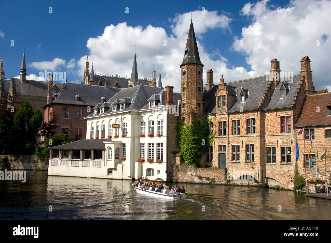 Touristen fahren in einem Kanalboot an die Stadt Brügge in der Provinz Westflandern Belgien Stockfoto