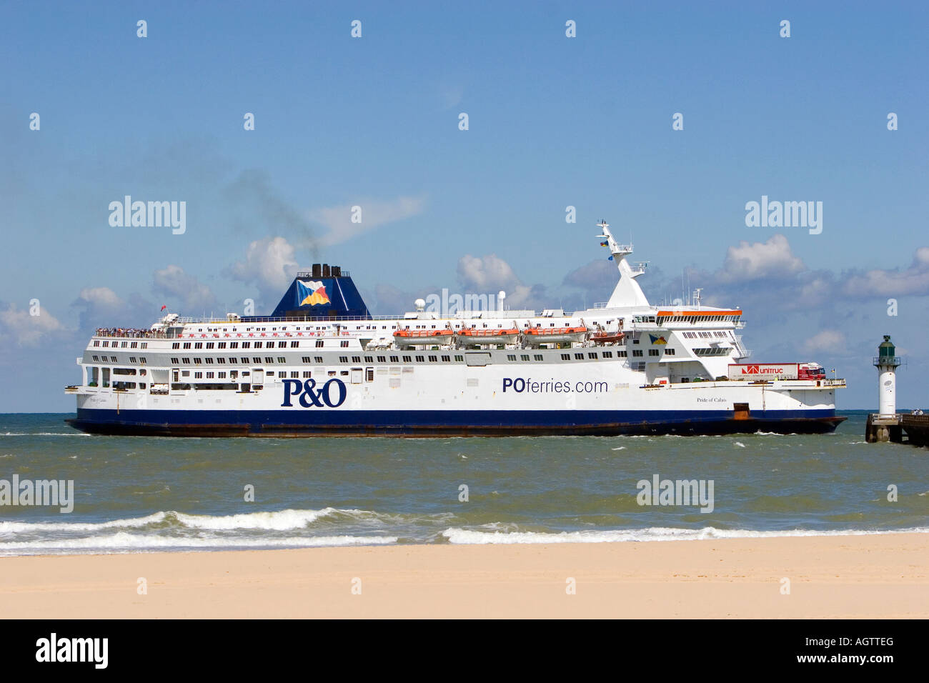 Fähre in der Straße von Dover in den Ärmelkanal nähert sich den Hafen von Calais Frankreich Stockfoto