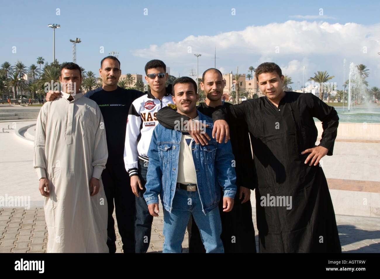 Tripoli, Libyen. Libysche JM in der Nähe von Green Square tragen traditionelle und westliche Kleidung Stockfoto