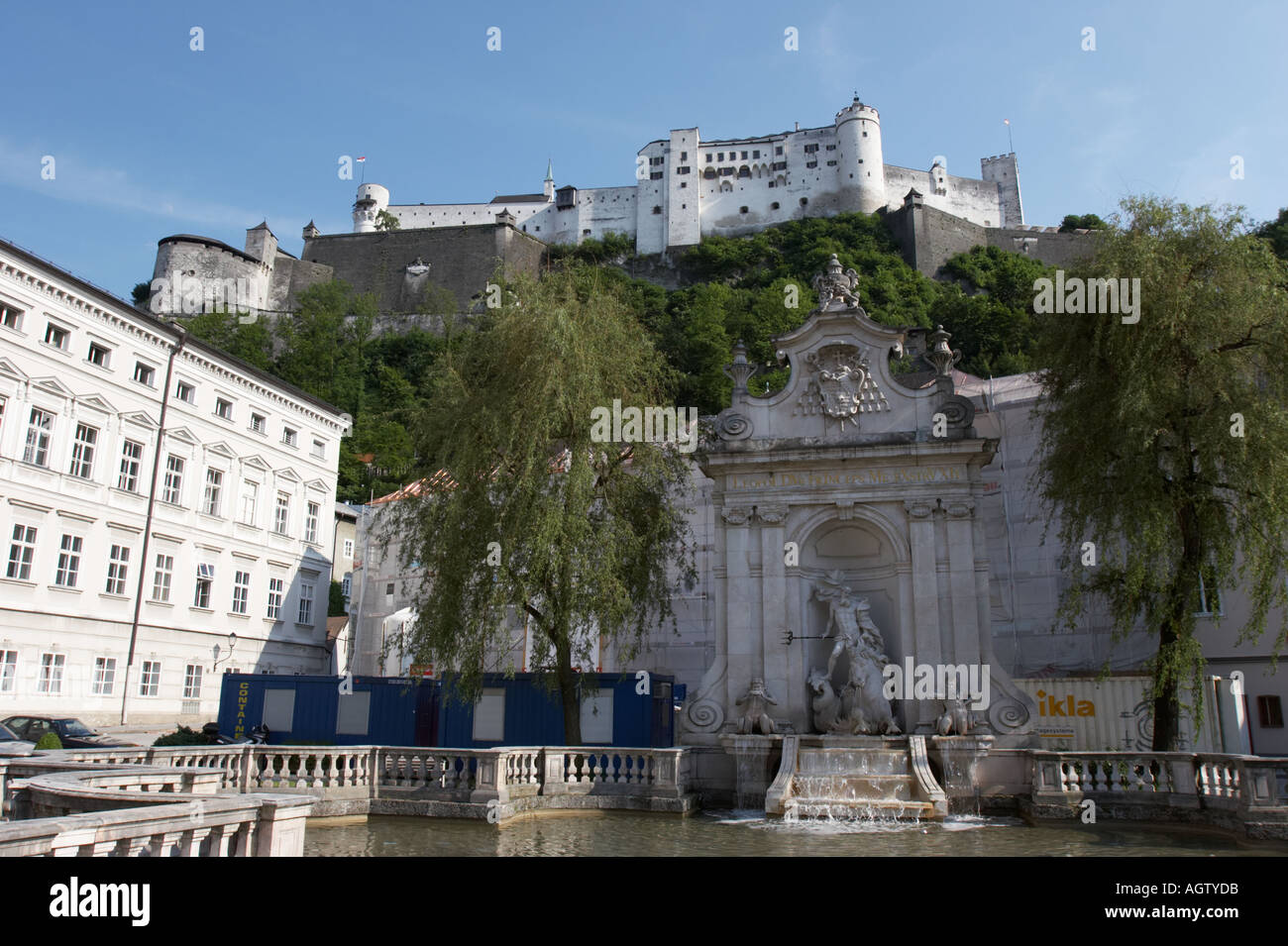 Vorderansicht der Kapitelschwemme mit Festung Hohensalzburg auf dem Hügel. Salzburg, Österreich. Stockfoto