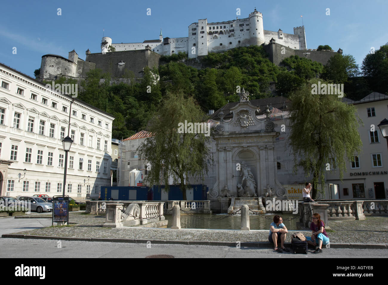 Vorderansicht der Kapitelschwemme mit Festung Hohensalzburg auf dem Hügel. Salzburg, Österreich. Stockfoto