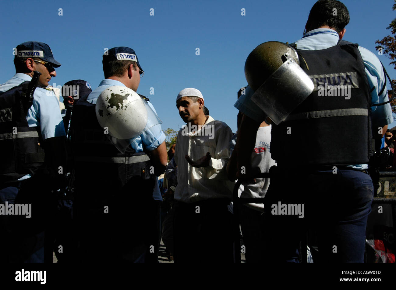 Israelische Polizisten überprüfen palästinensischen Zivilisten in der alten Stadt von Ost-Jerusalem Israel Stockfoto