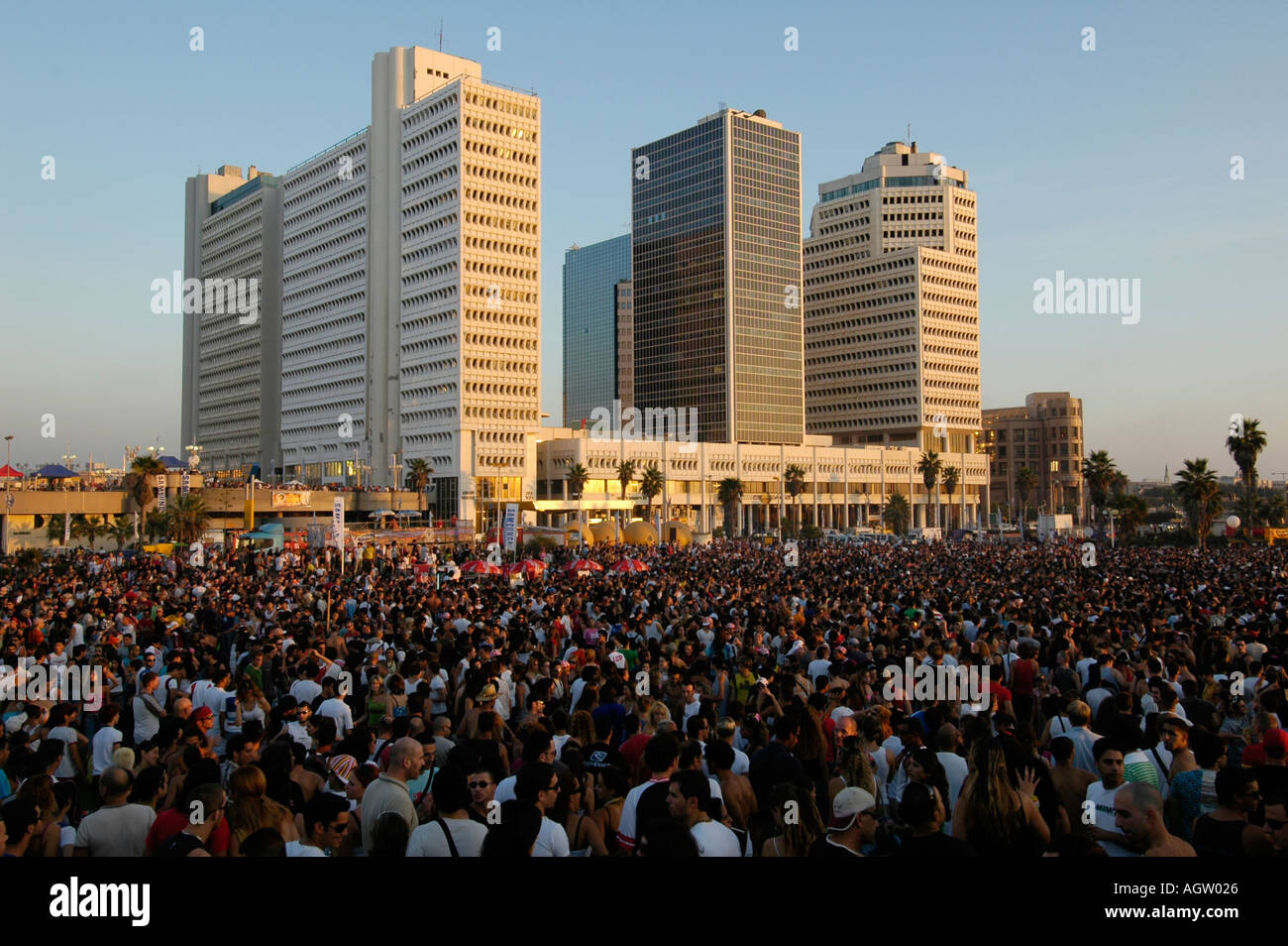 Massive Menge an der jährlichen LGBT Tel Aviv Pride Parade auch genannt "Love Parade" als Teil der internationalen Gay-Pride Monat. Israel Stockfoto