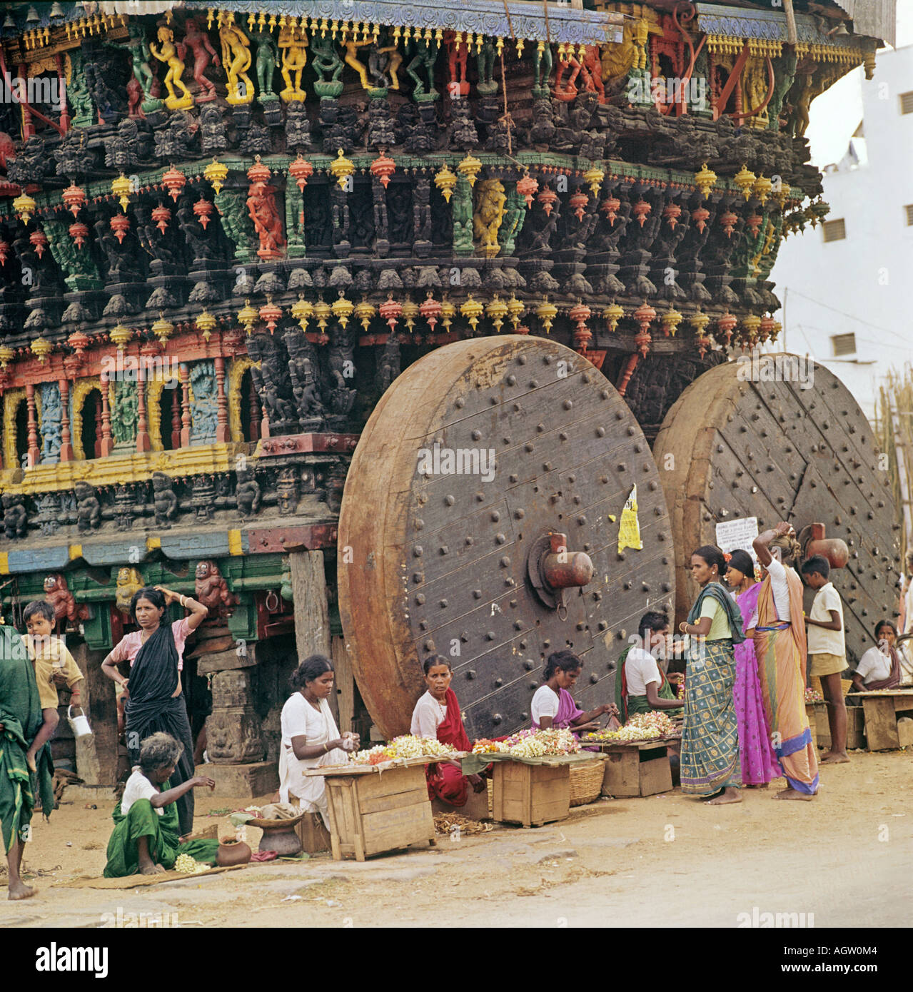 Indien Kancheepuram Einheimische verkehren ihre waren unter den riesigen Rädern der große Wagen oder Moloch am Festival von Puri verwendet Stockfoto