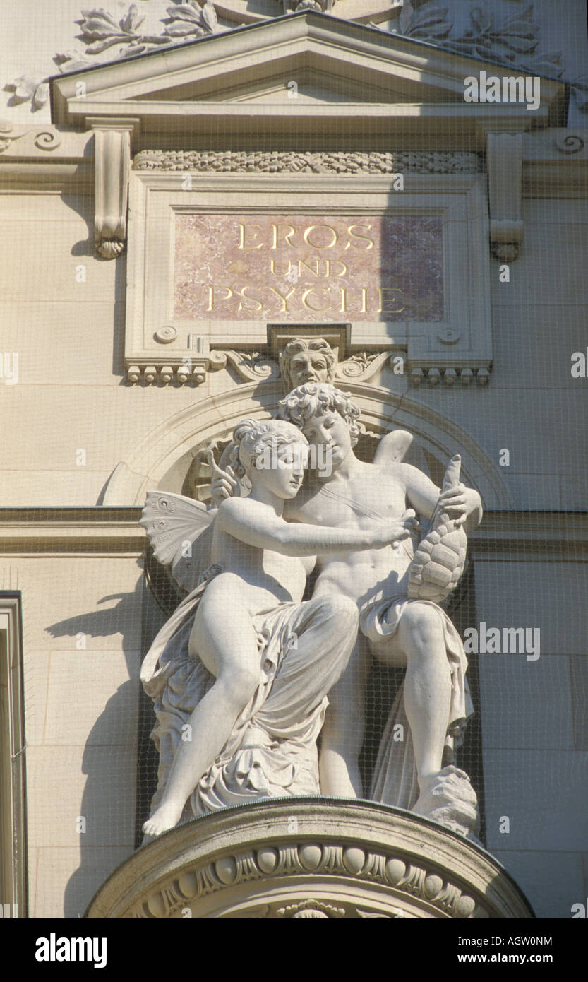 Skulptur, Eros und Psyche an der Fassade des Kunsthistorischen Museums Gebäude Geschichte Kunstmuseum in Wien Österreich Stockfoto