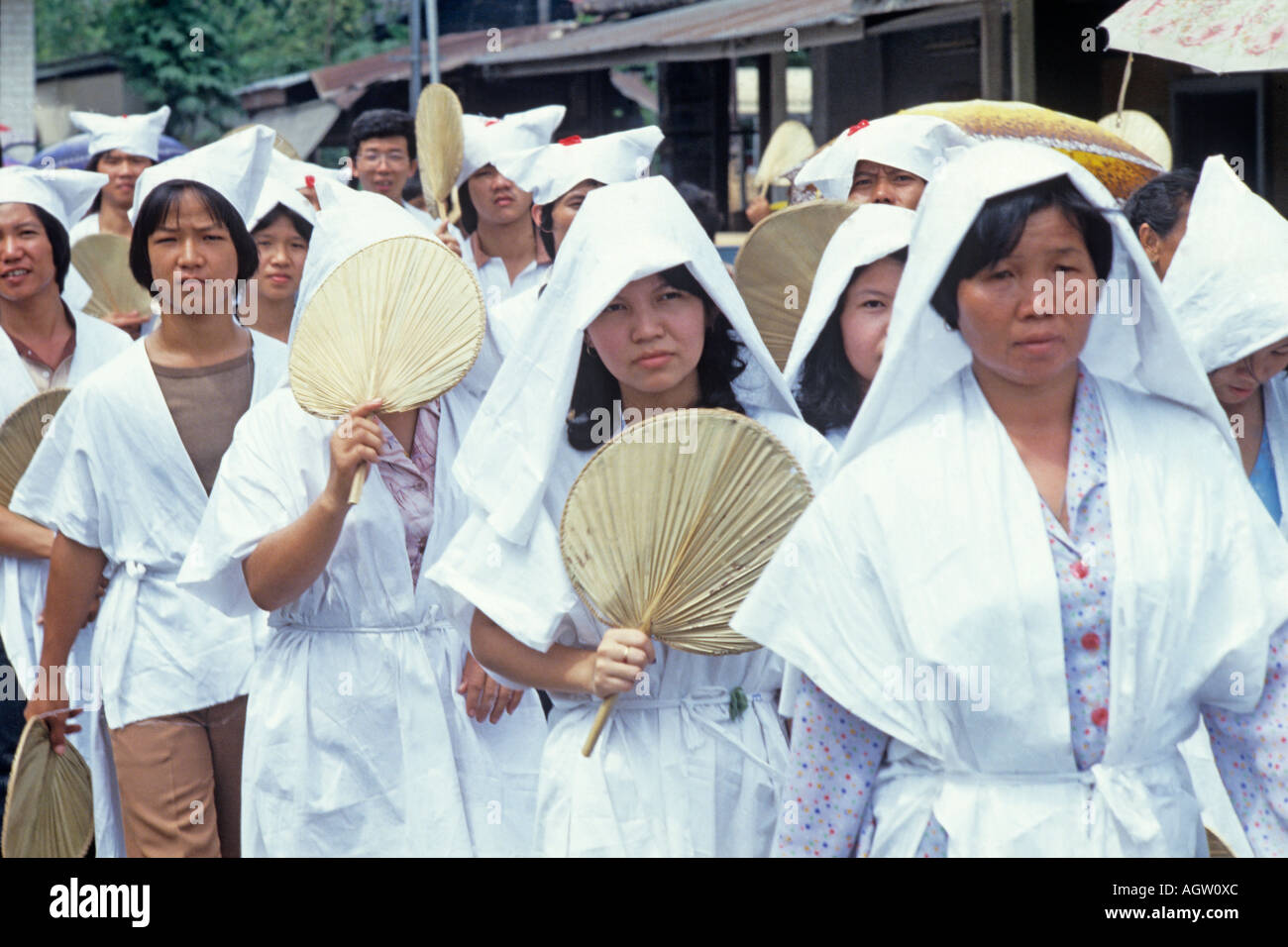 Malaysia Frauen bei einer Beerdigung eines viel verehrten chinesischen Dame. Die Frauen sind alle in Weiß gekleidet. Stockfoto
