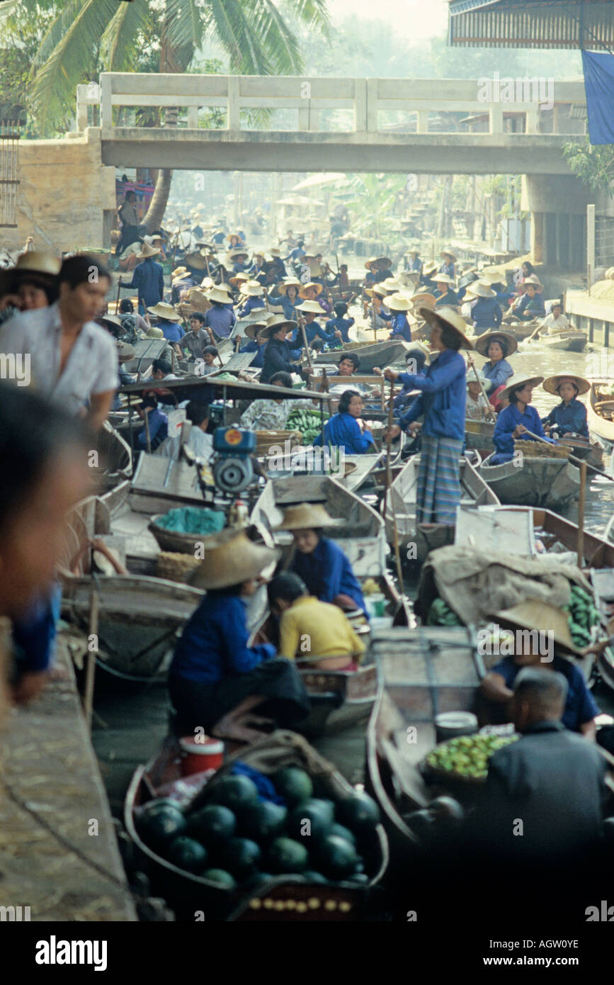 Thailand der schwimmende Markt täglich Vorkommen vom frühen Morgen Händler mit frischem Gemüse & Blumen zu verkaufen & Touristen Stockfoto