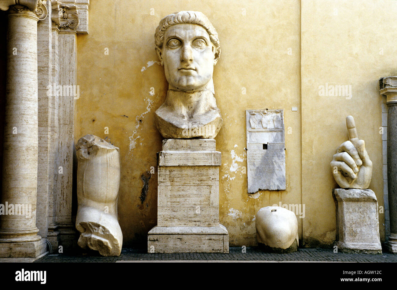 Rom. Italien. Überreste des riesigen 4. C AD-Statue von Roman Emperor Constantine ich, Palazzo dei Conservatori Kapitolinischen Museen. Stockfoto