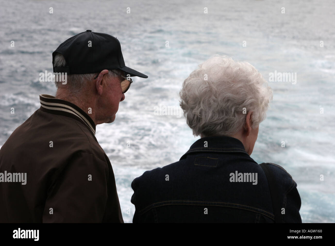 Altes Paar Blick auf das Meer Stockfoto