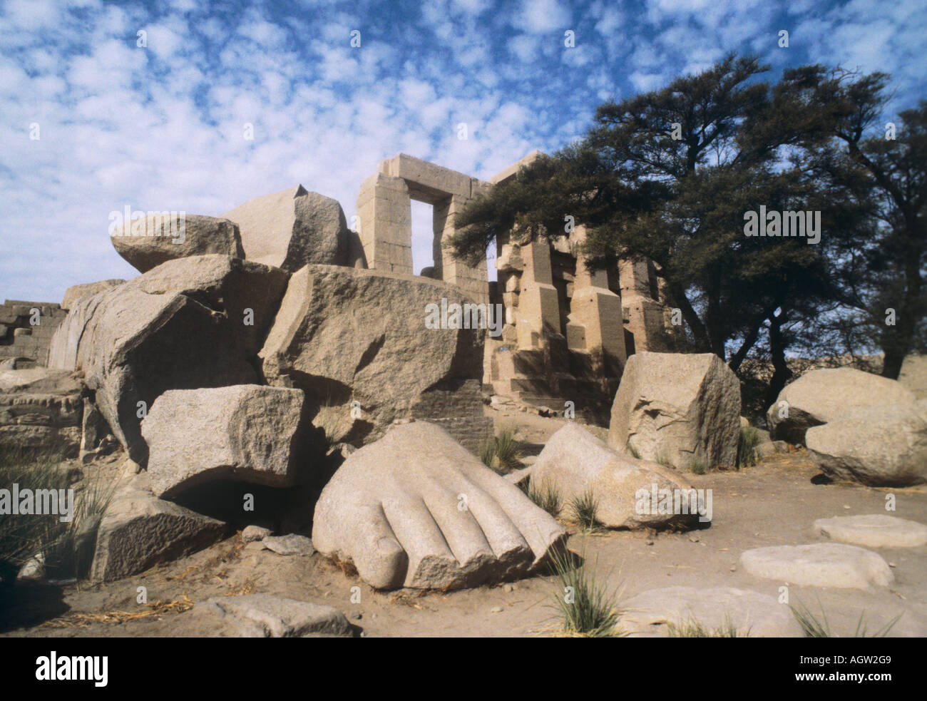 Ägypten, Ramasseum, am Westufer. Die Überreste der riesigen Statuen am Eingang. Apropos Shelleys Gedicht Ozymandias. Stockfoto