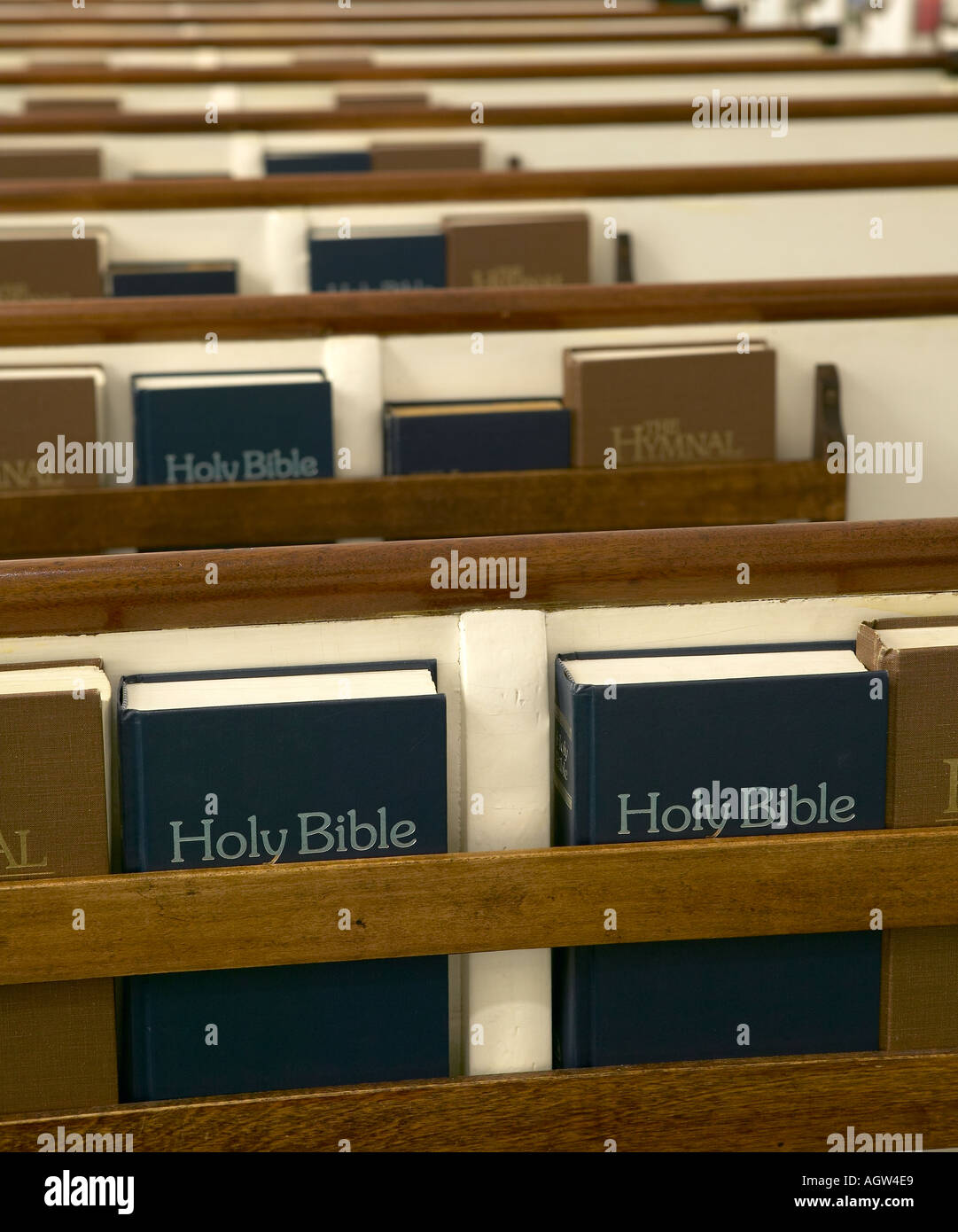 Heiligen Bibeln und Gesangbüchern in Kirchenbänken gespeichert Stockfoto