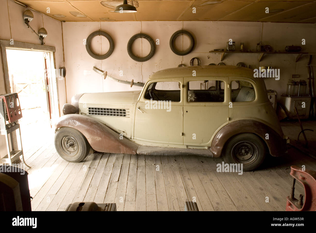 Antike Auburn Limousine Automobil in Garage, Madrid, New Mexico, USA. Stockfoto