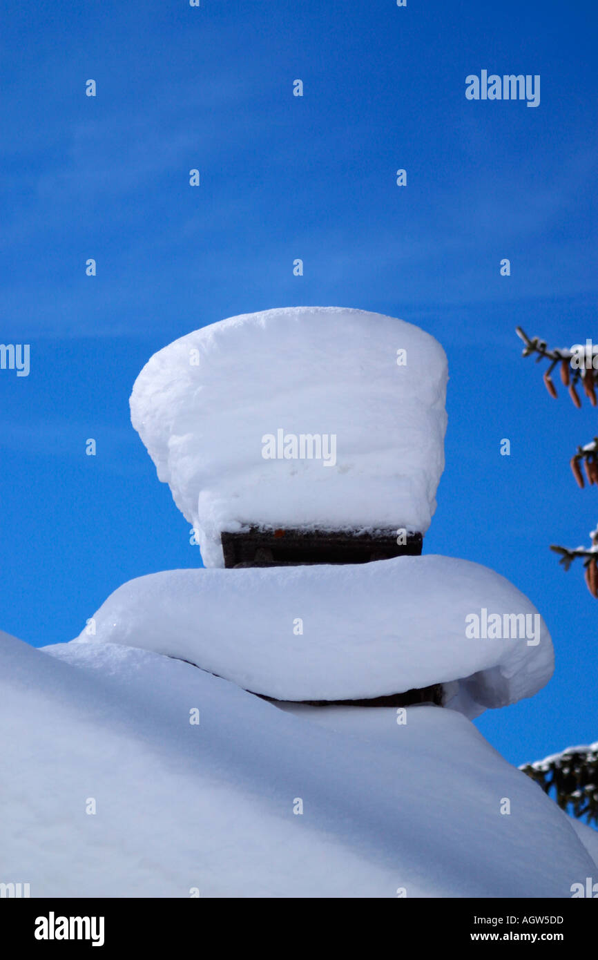 Schneebedeckte Schornstein. Stockfoto