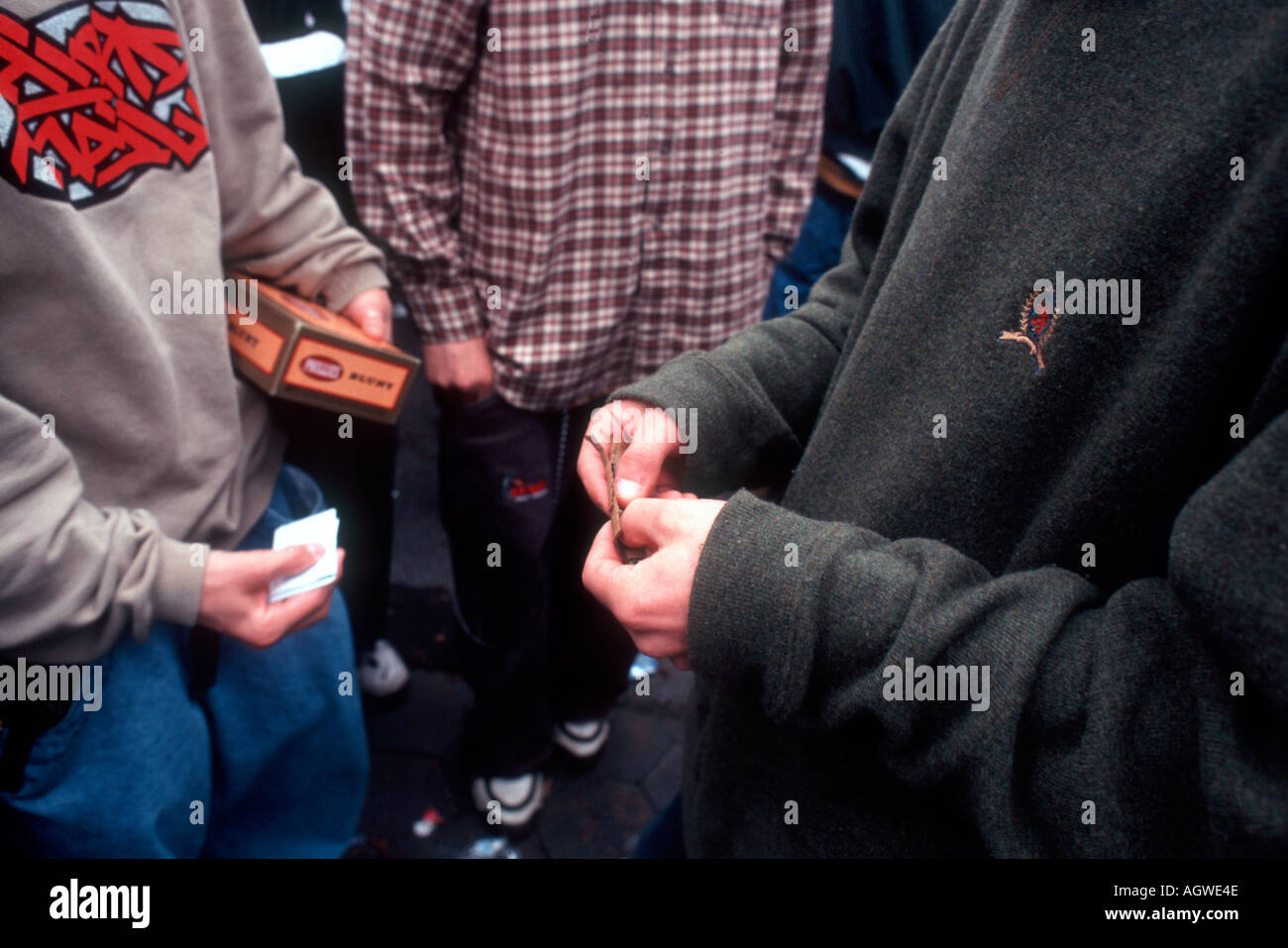 Teenager Roll Marihuana stumpft im Washington Square Park in Greenwich Village in dieser Datei Foto Stockfoto