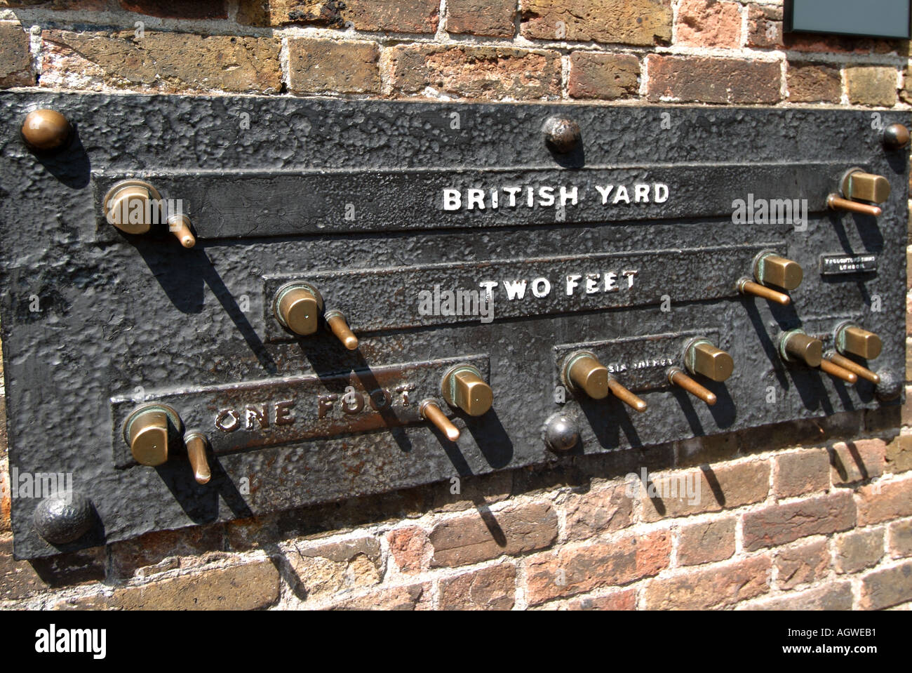 British Standard imperiale Maßeinheiten auf Panel außerhalb der Greenwich Sternwarte gezeigt Stockfoto