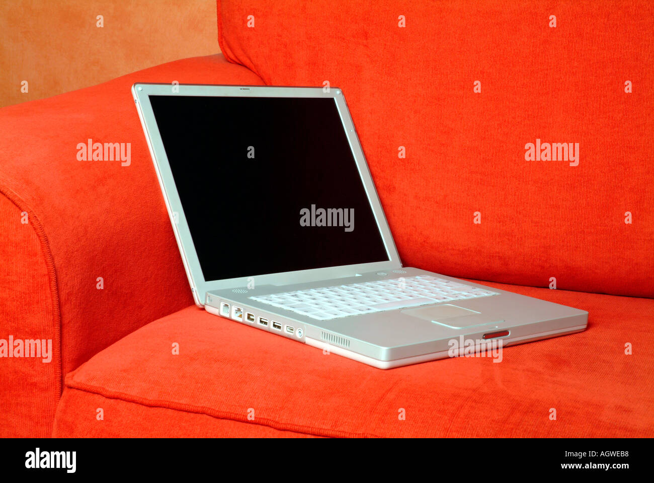 Laptop-Computer auf einem roten sofa Stockfoto
