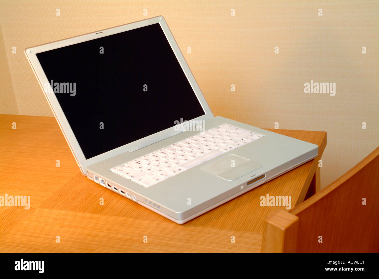 Laptop-Computer auf einem Holztisch Stockfoto