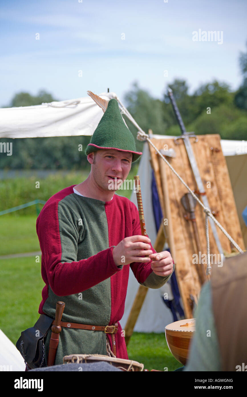 Mittelalterliche Reenactor demonstrieren traditionelle Musikinstrument Querflöte Stockfoto