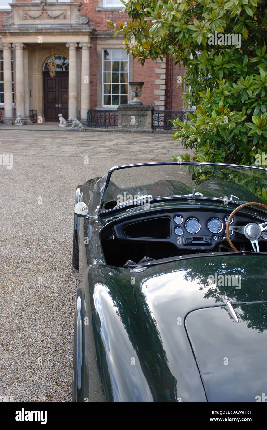 Historische Autos auf Auffahrt führt zu historischen englischen Landhaus Stockfoto