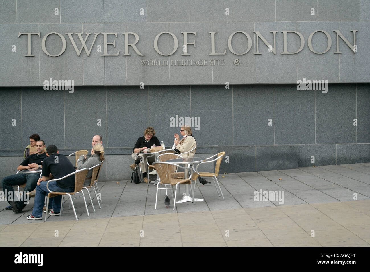 Touristen in der Nähe von Eingang des Tower of London, London, England, UK Stockfoto