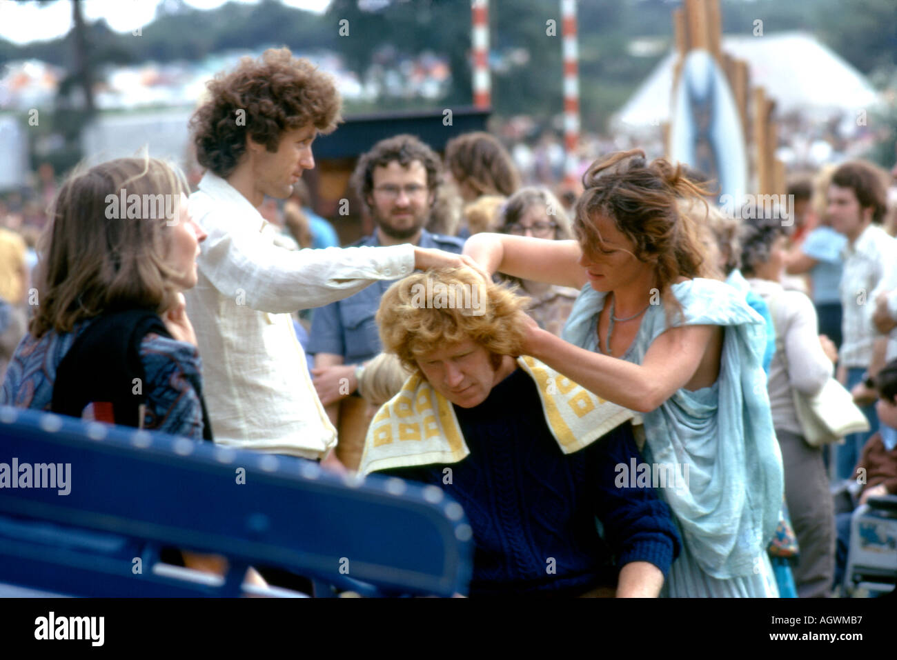 Eine langhaarige haarige Hippie Mann 70er Jahre Mode mit einem Haarschnitt auf Barsham Fair in Beccles Suffolk England 1974 KATHY DEWITT Stockfoto