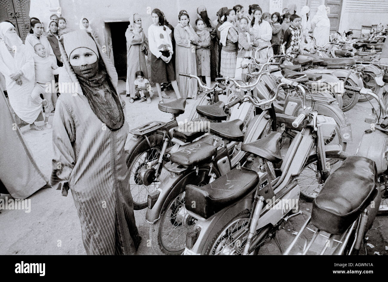 Reportage der marokkanischen Muslimischen islamischen verschleierten Frauen in Marrakesch Marrakesch in Marokko im Maghreb in Nordafrika, Sahara. Kultur Menschen Reisen Stockfoto