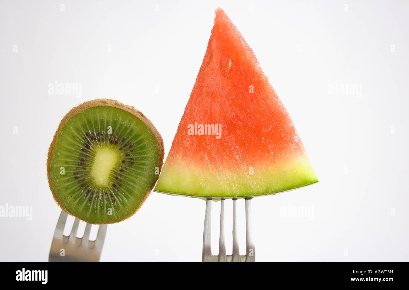 Stück Obst und Wasser Melone Kiwi auf Gabeln Stockfoto