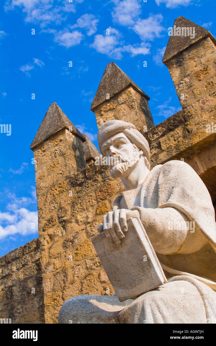 Cordoba A Averroes Statue stehen außerhalb der Puerta de Almodovar in Cordoba Spanien Stockfoto