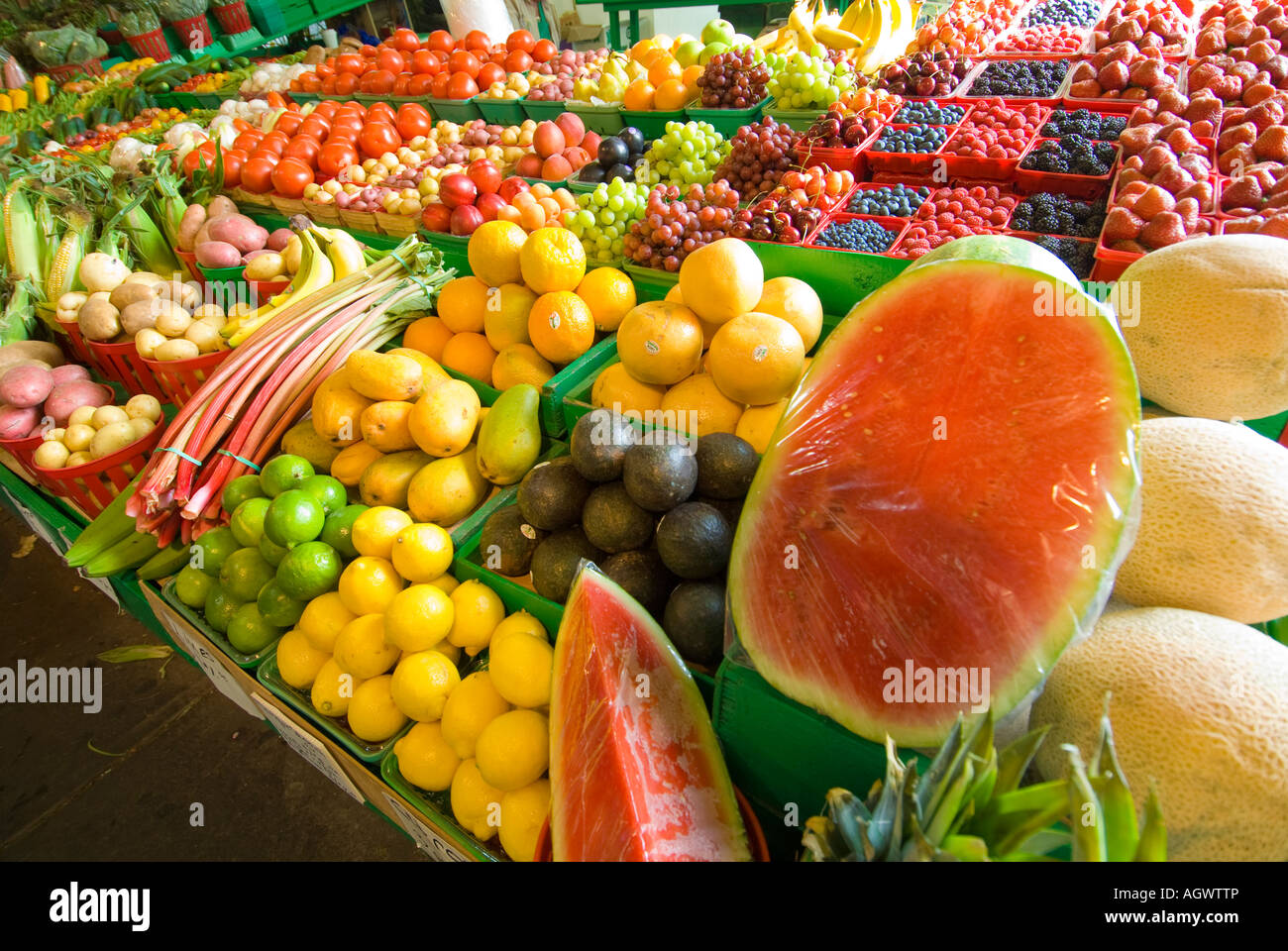 Kanada Montreal Quebec Atwater Public Market bunte Anzeige von frischem Obst und Gemüse Stand Anbieter Stockfoto