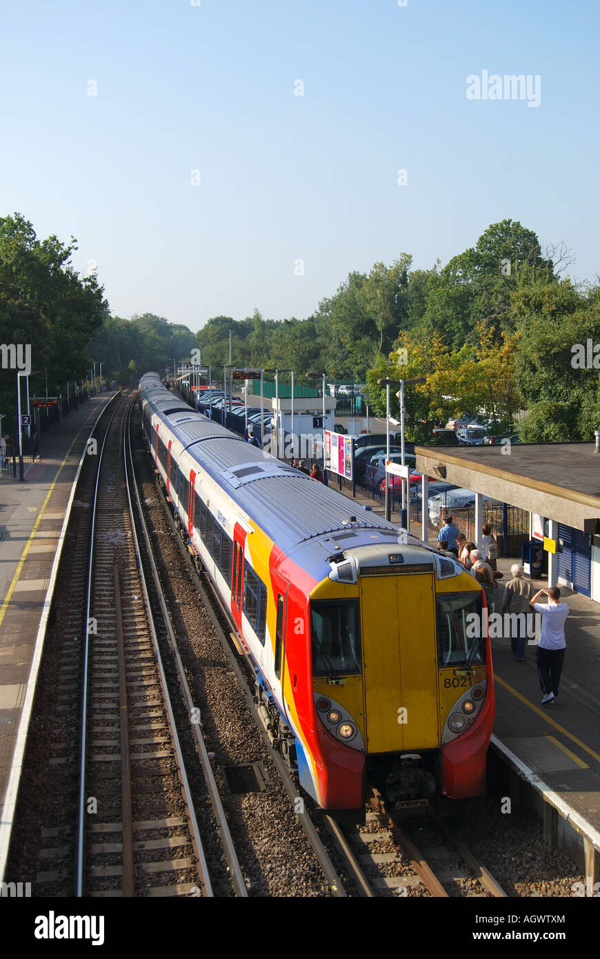 Zug in der Station, Virginia Water Station, Virginia Water, Surrey, England, Vereinigtes Königreich Stockfoto