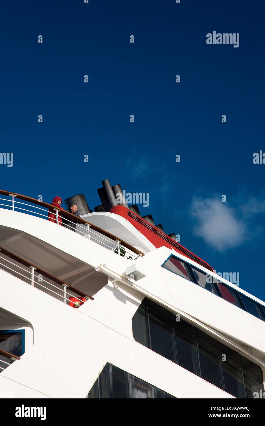 Mann und Frau genießt die Aussicht von der Achternplattform eines Kreuzfahrtschiffes. Stockfoto