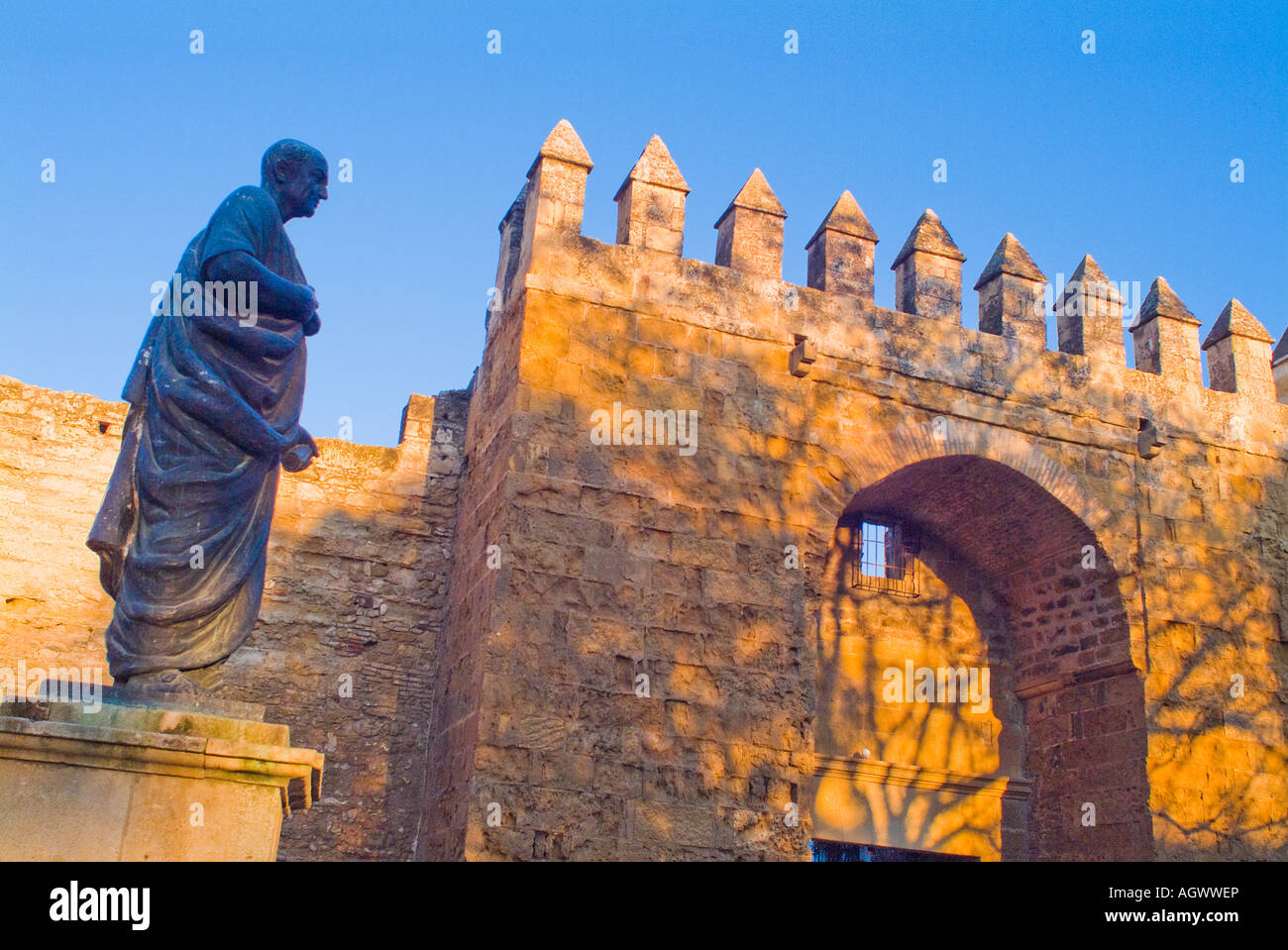 Jüdische Denker Statue stehen außerhalb der Puerta de Almodovar in Cordoba Spanien Stockfoto