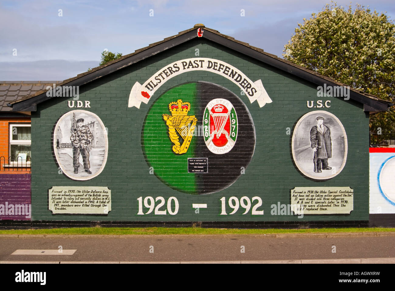 Giebelwand mit UDR (Ulster Defence Regiment) Malerei, Belfast, Nordirland Stockfoto