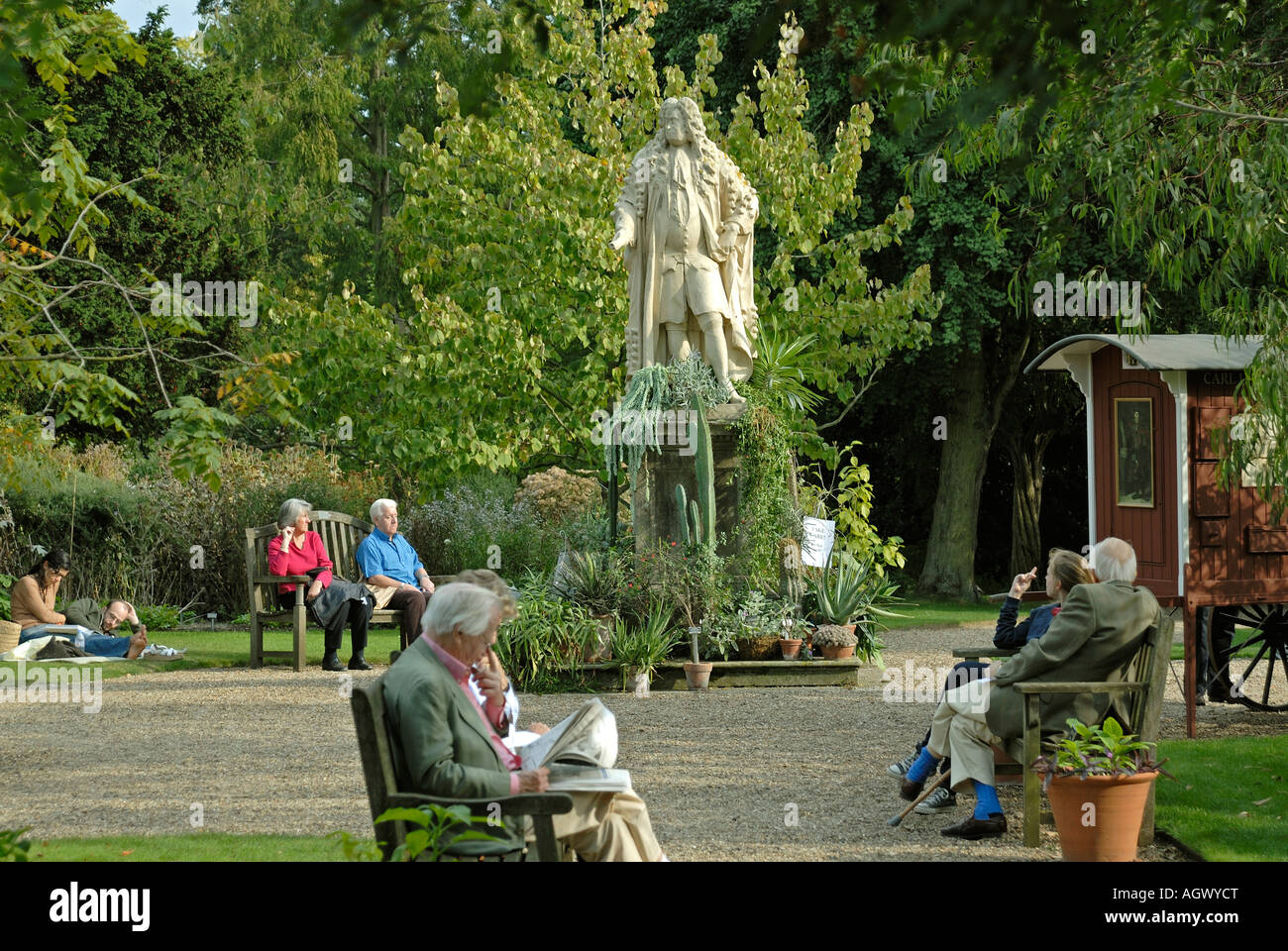 Chelsea Physic Garden mit Statue von Sir Hans Sloane Stockfoto