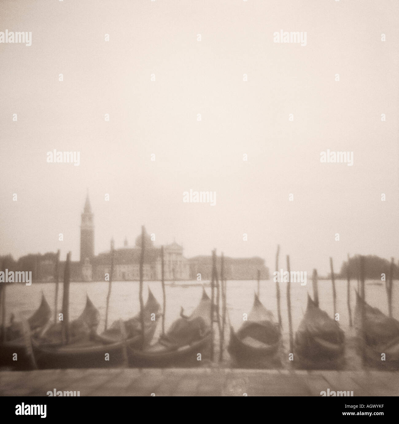 Gondeln vor Anker am Canal Grande-Venedig, Italien Stockfoto