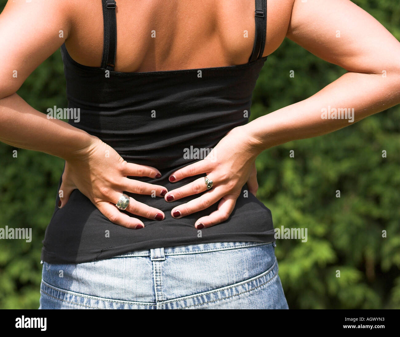 Frau mit Händen auf dem Rücken ruht. Stockfoto