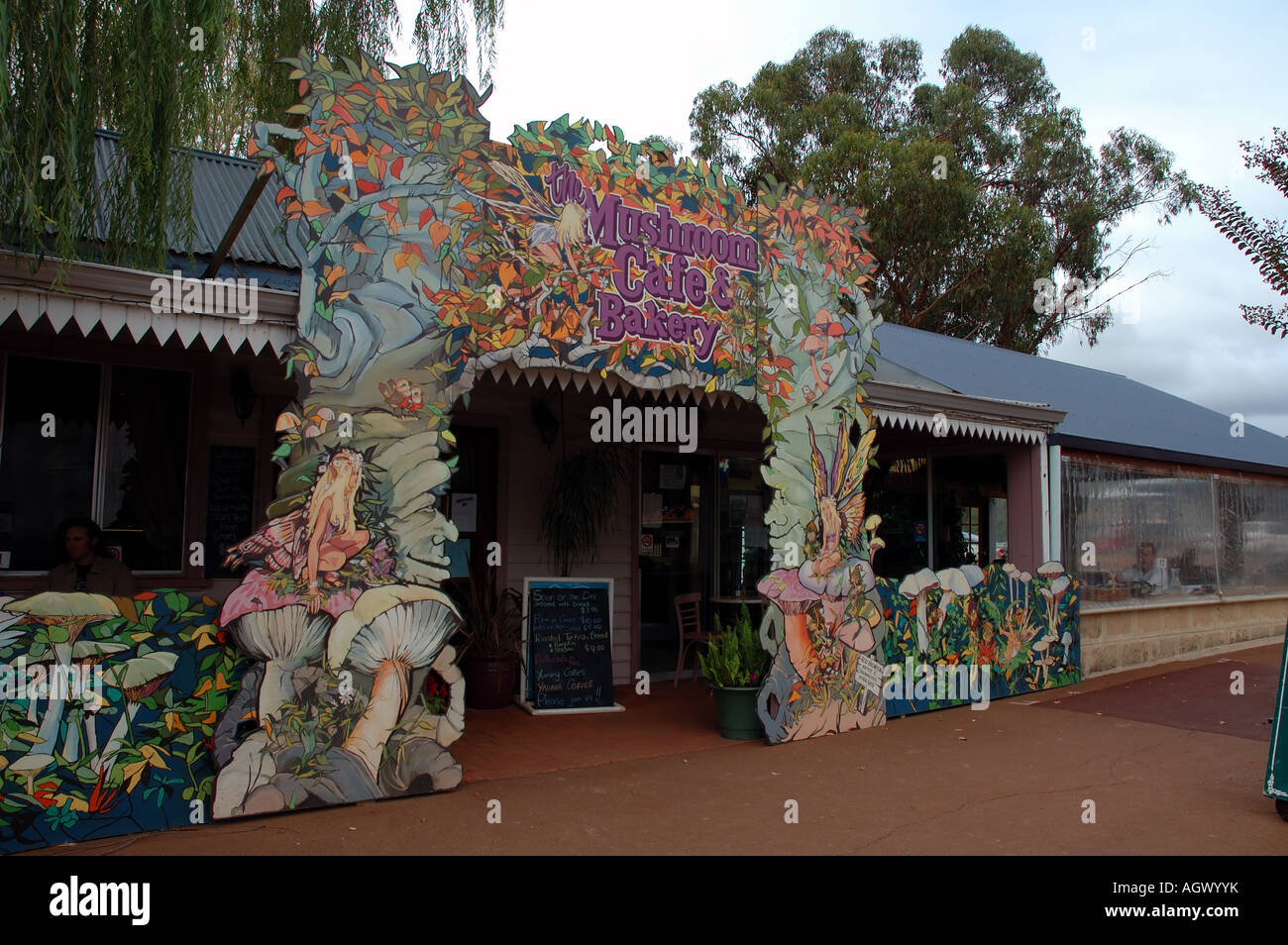 Fassade der Pilz Cafe und Bäckerei in Balingup, Südwesten Westaustralien Stockfoto