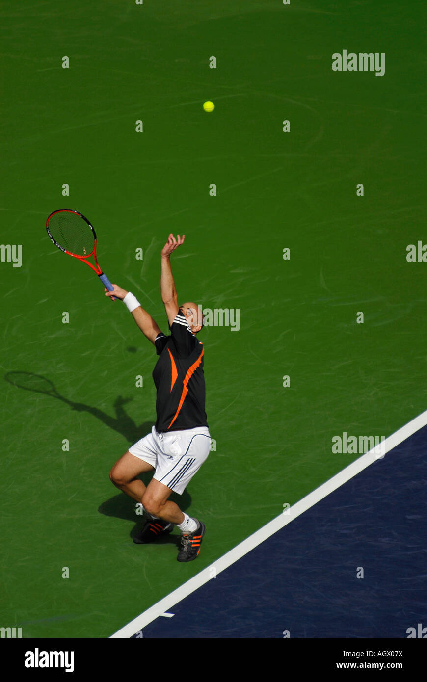 Andre Agassi dient gegen Paul Goldstein an der 2006 Indian Wells Pacific Life Open Stockfoto