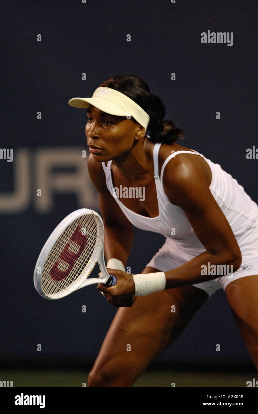Venus Williams erwartet eine dienen gegen Anna Chakvetadze beim Tennisturnier 2007 Acura Classic. Stockfoto