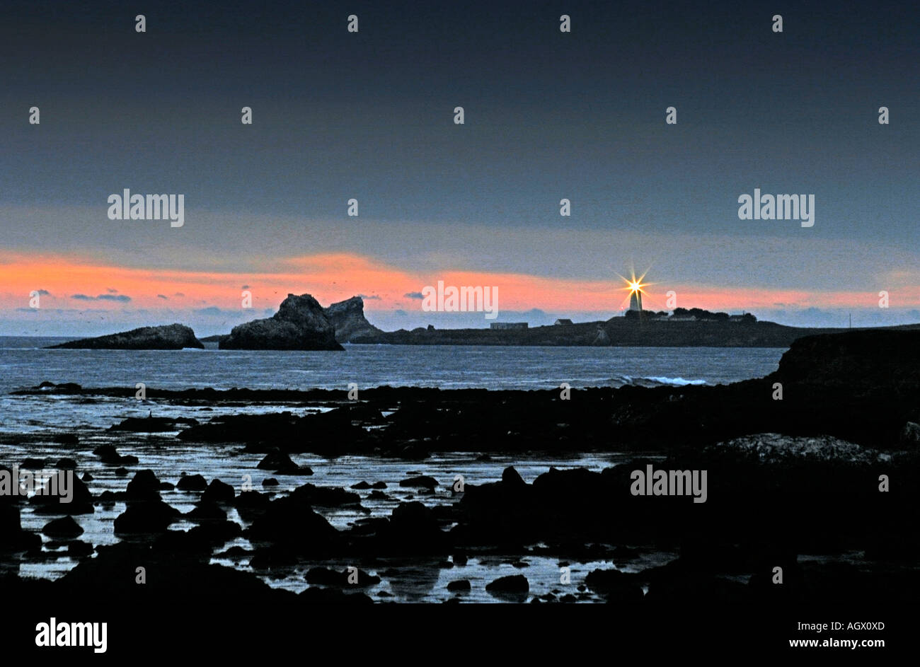 Piedras Blancas Leuchtturm entlang der südlichen Küste von Big Sur nach Sonnenuntergang. Stockfoto