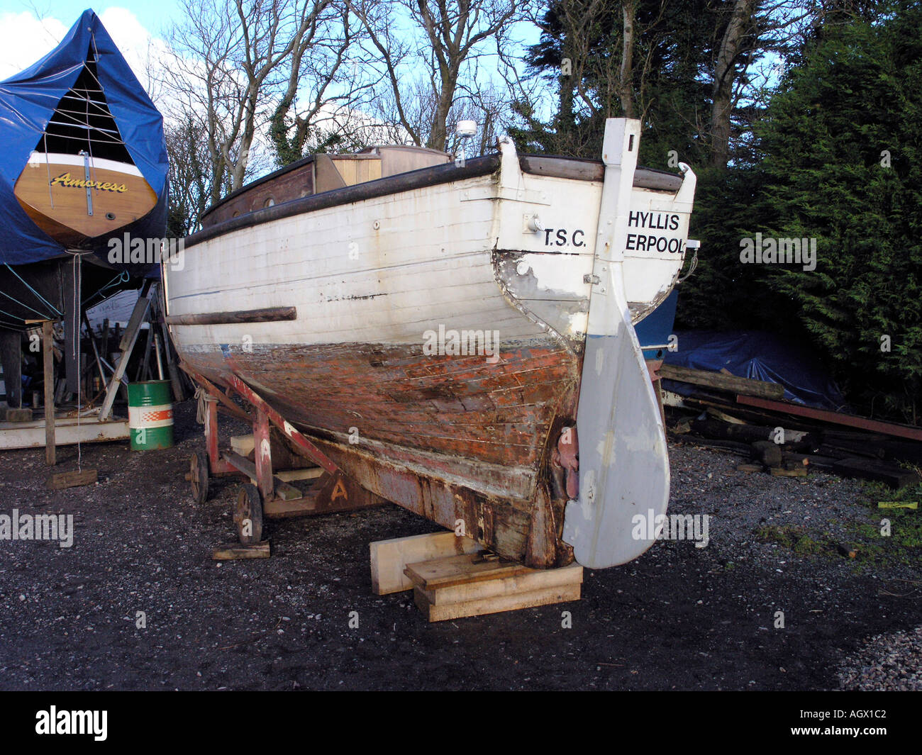 Holzboot in Werft für Malerarbeiten Stockfoto