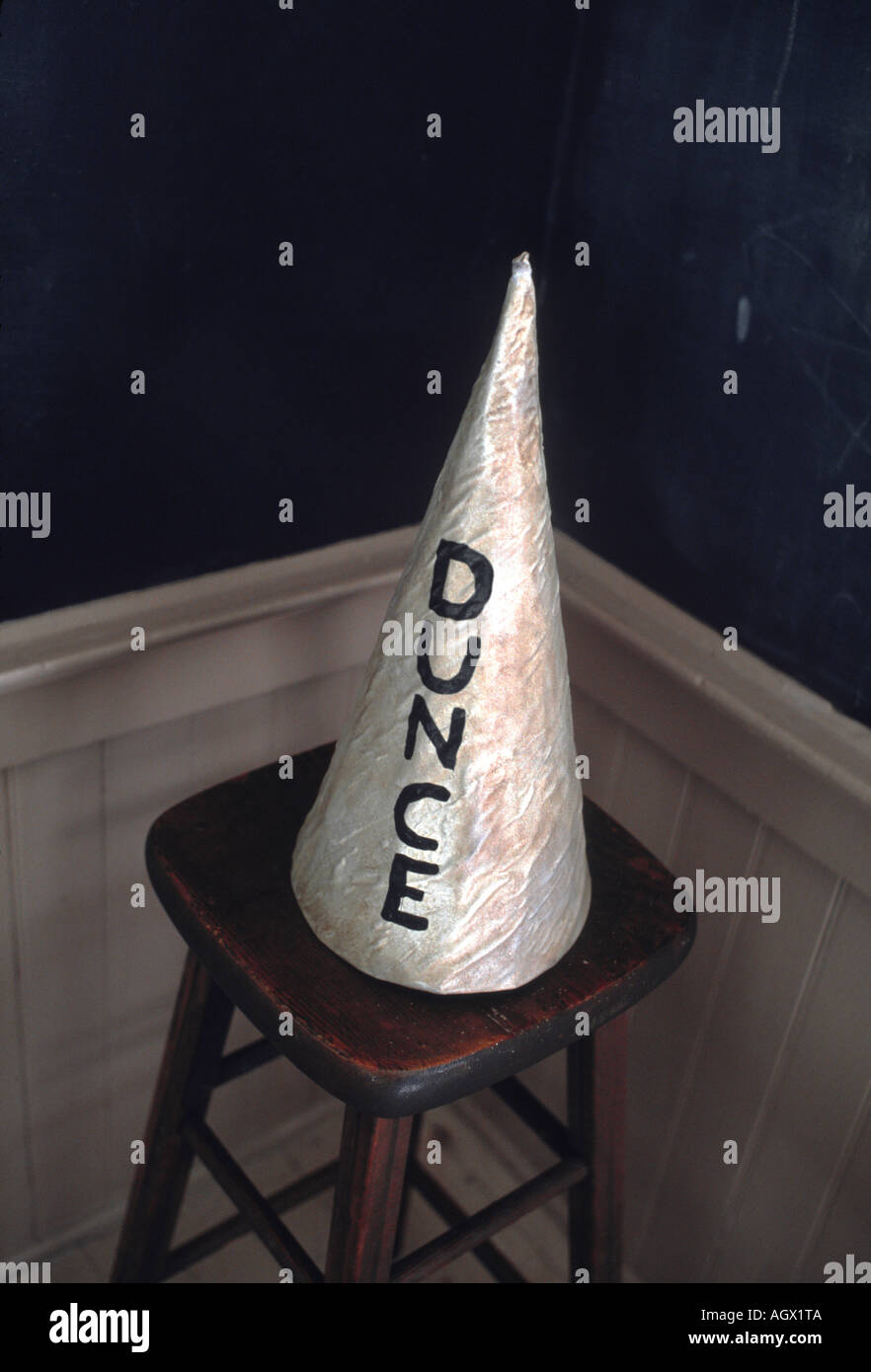 Ein Dunce Cap auf einem Hocker, die, den es in einigen Schulen für pädagogische Disziplin verwendet wurde Stockfoto