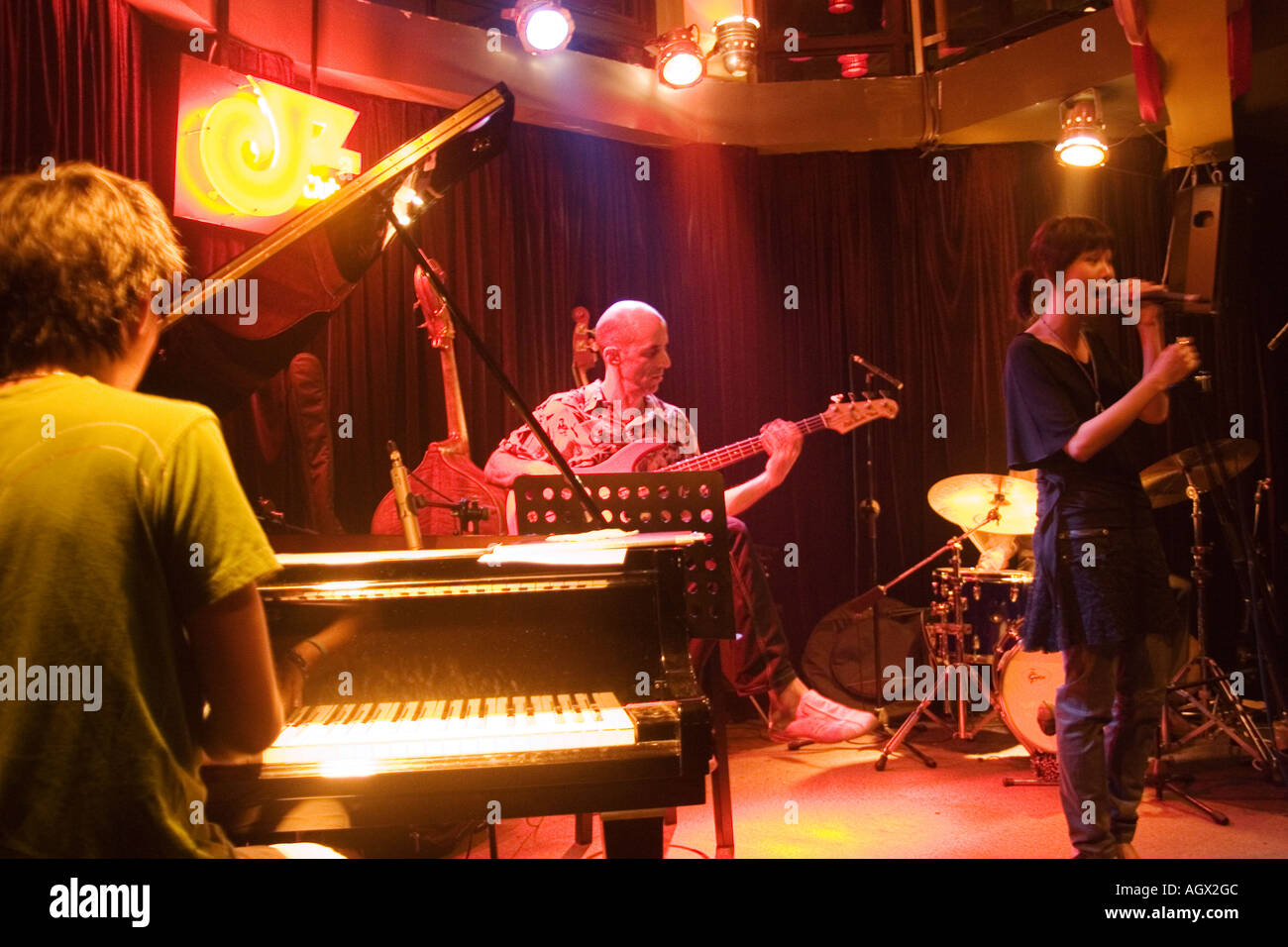 Jazz-Band spielt im JZ Club am Fuxing Rd, Shanghai. Jazz und Blues-Clubs sind beliebt in Shanghai. Stockfoto
