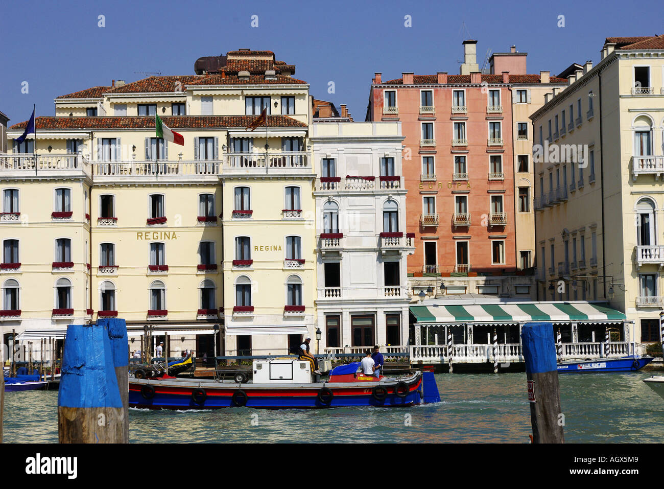 Ein Blick auf den Kanal mit bunten Gondeln und alte Originalgebäude von Menschen in Cafés im freien Stockfoto