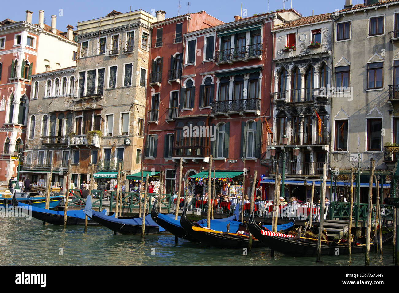 Blick auf Venedig den Kanal mit bunten Gondeln und alte Originalgebäude von Leuten in Straßencafés, Venedig, Italien, Europa Stockfoto