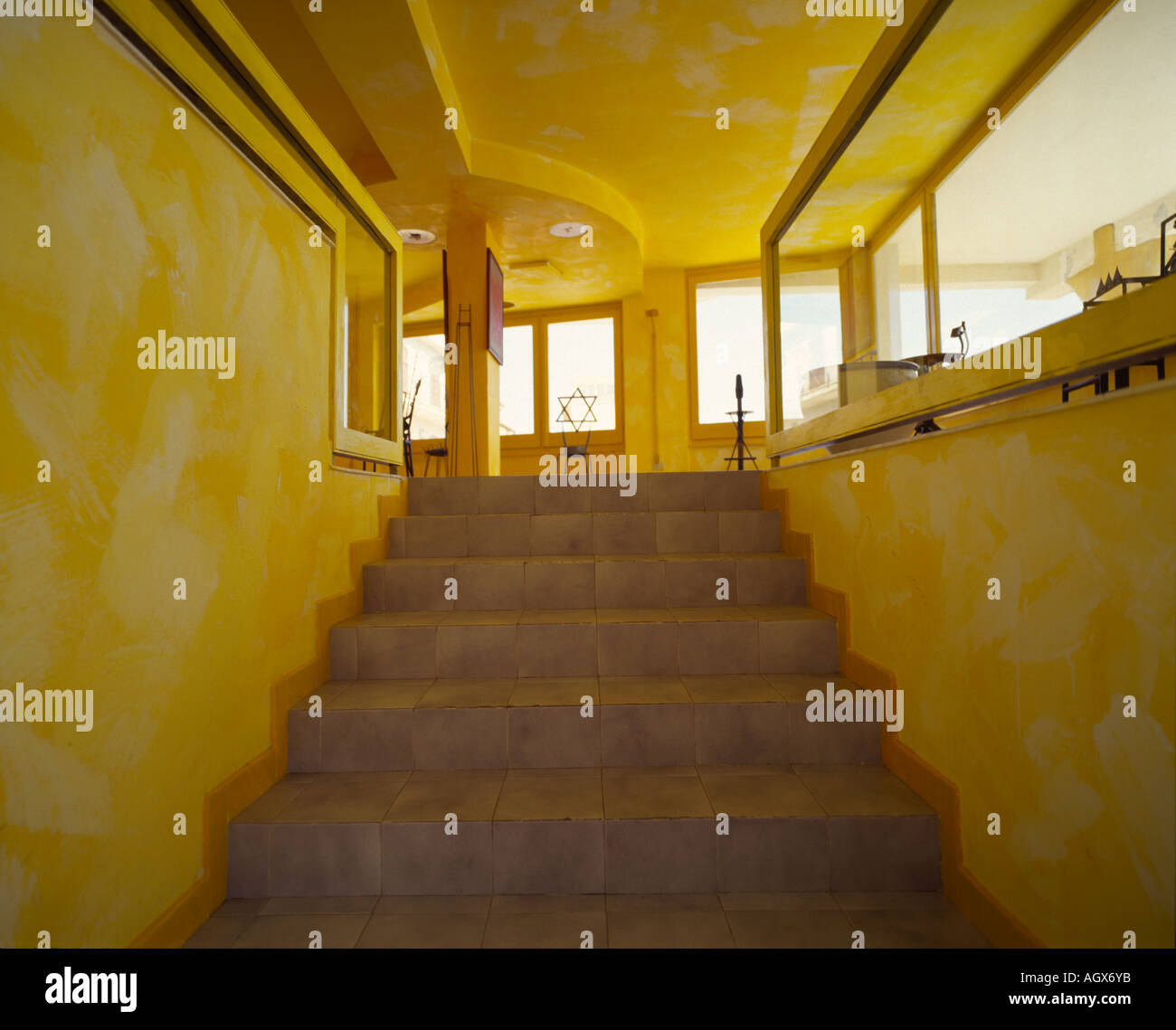 Hotel Atelier gelb Schritte Stockfoto