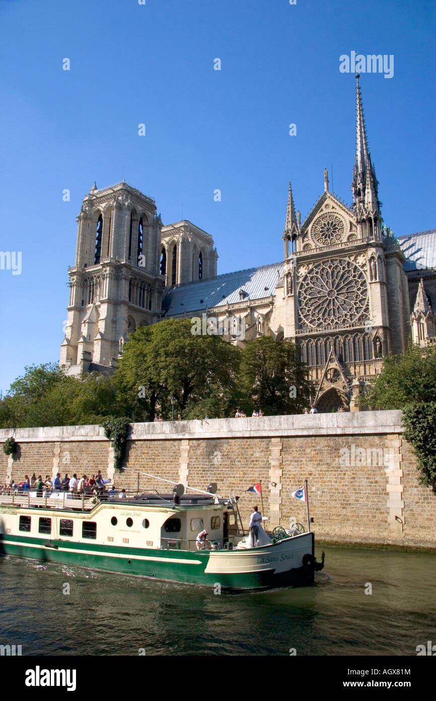 Bootstour auf der Seine übergibt die Kathedrale Notre Dame in Paris Frankreich Stockfoto